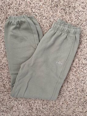 NWOT- ALO yoga accolade sweatpants in Limestone XS